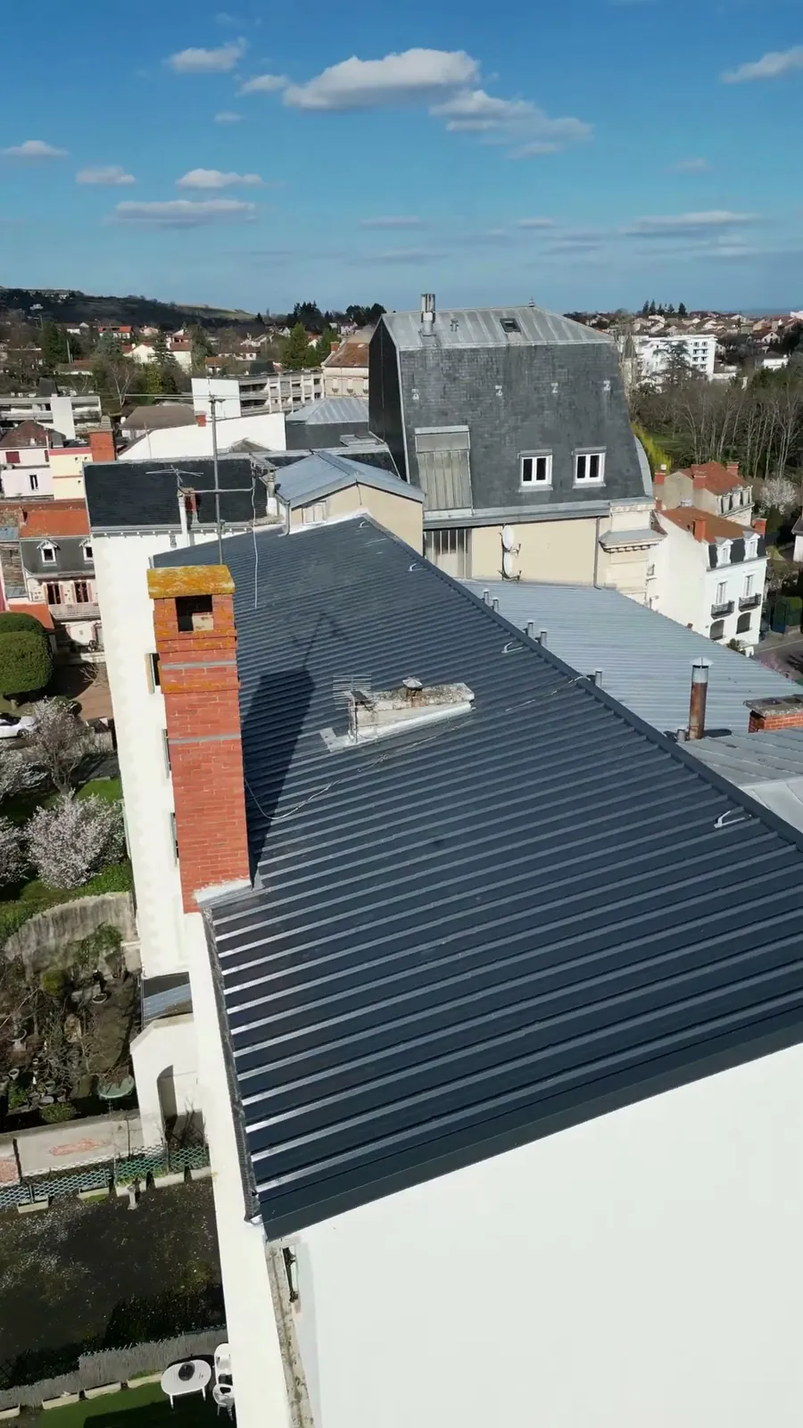 Toiture d’immeuble couverte de bac acier après travaux