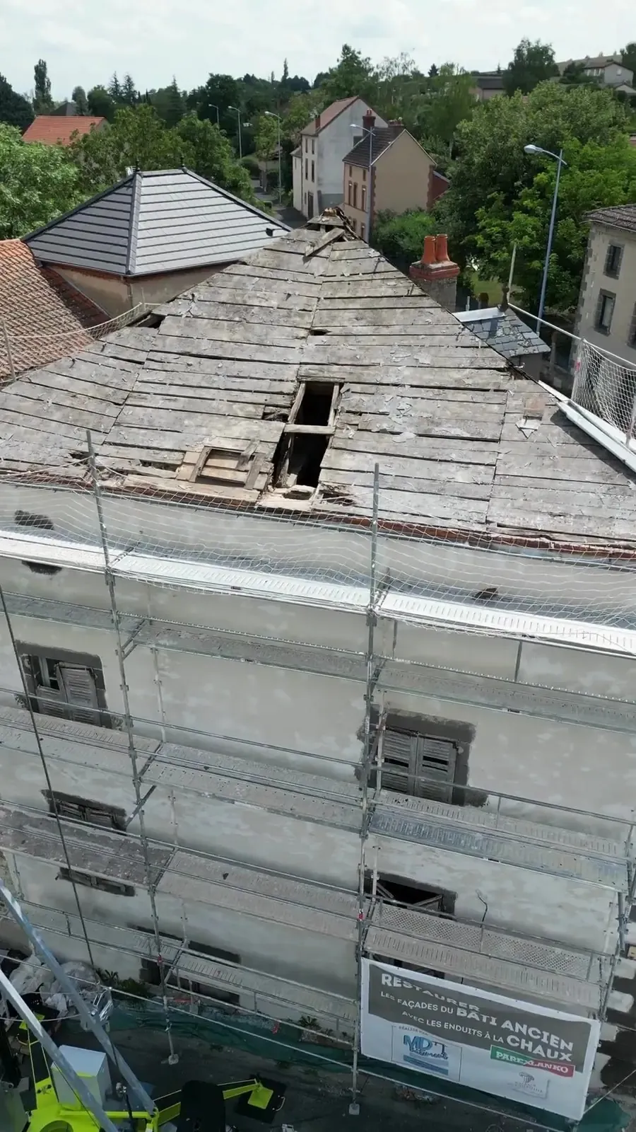 Toiture d’immeuble avant la réfection de la couverture en ardoise