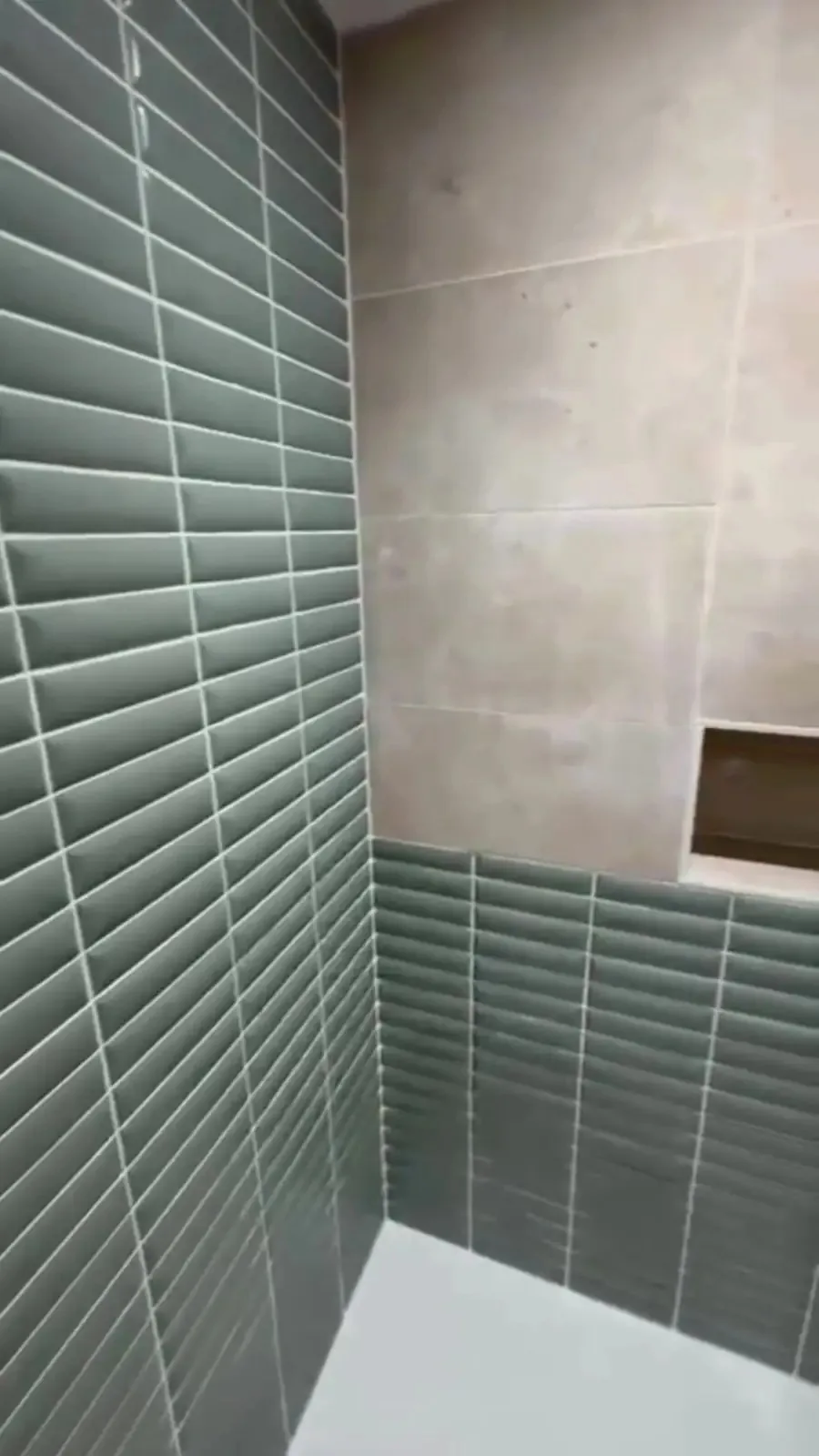 Faïence verte posée dans une douche